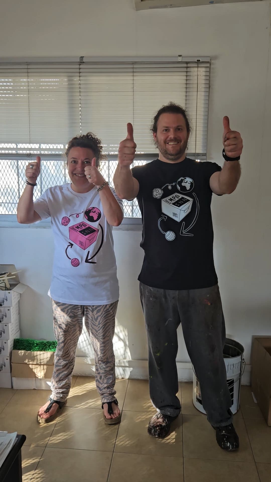 Clientes con camisetas Impo INN celebrando éxito