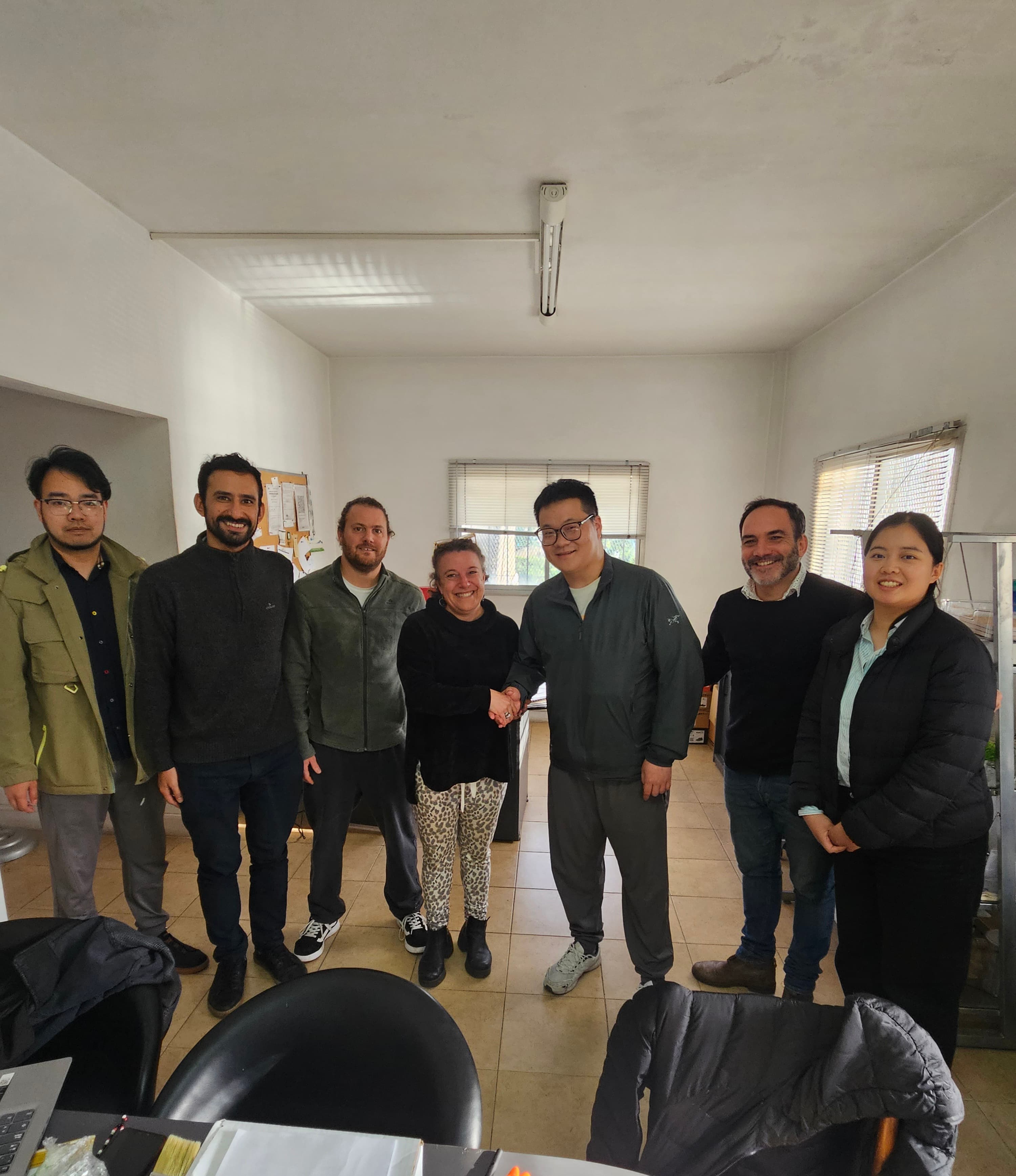 Reunión empresarial internacional con equipo multicultural