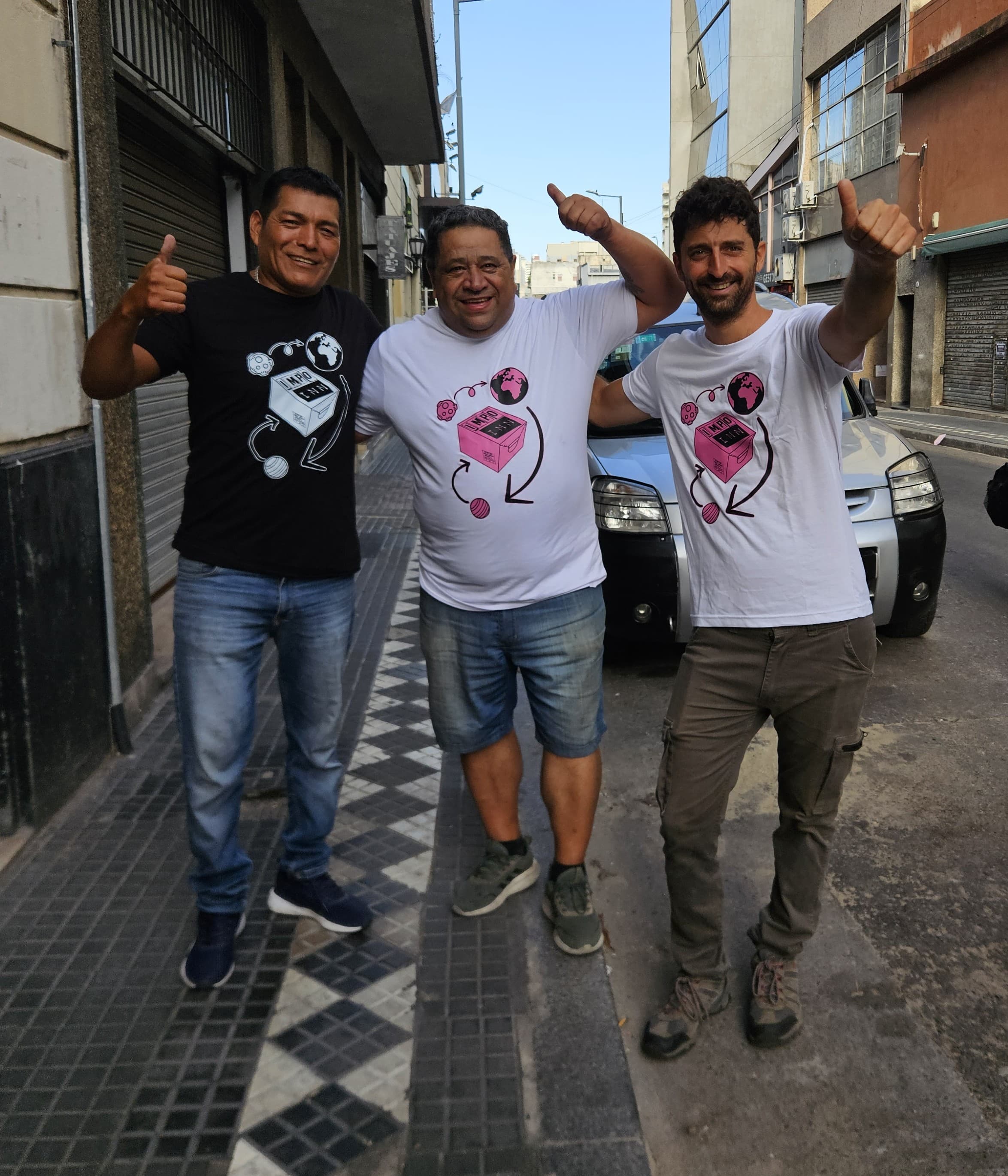 Clientes exitosos de Impo INN celebrando con remeras de la marca